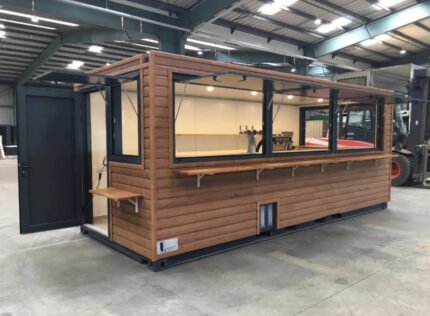 Contenedor de envío de 20 pies convertido en cafetería – bar – snack bar